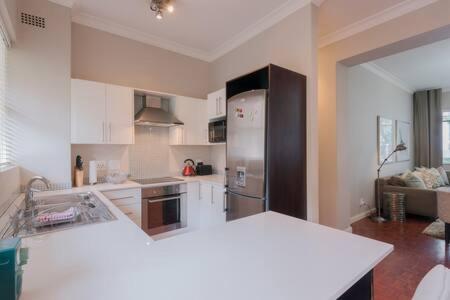 Modern Apartment in Rosebank Johannesburg Buitenkant foto