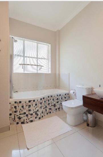 Modern Apartment in Rosebank Johannesburg Buitenkant foto