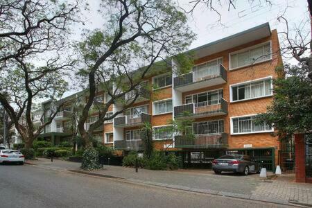 Modern Apartment in Rosebank Johannesburg Buitenkant foto